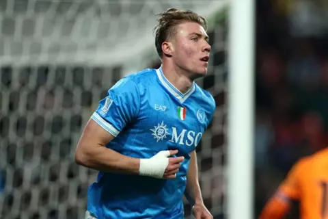 أسطورة إيطاليا: هويلوند من بين أفضل 5 مهاجمين في العالم.. وعودة لوكاكو معضلة على كونتي حلها